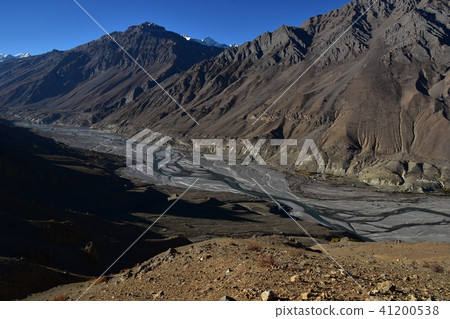 印度的喜馬拉雅山區在Spit Valley的Dangkar村莊懸崖上建造的房屋和美麗的山脈 印度的喜馬拉雅山區在Spit Valley的Dangkar村莊懸崖上建造的房屋和美麗的山脈 41200538