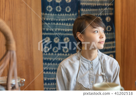 Cafe counter female staff 41202518