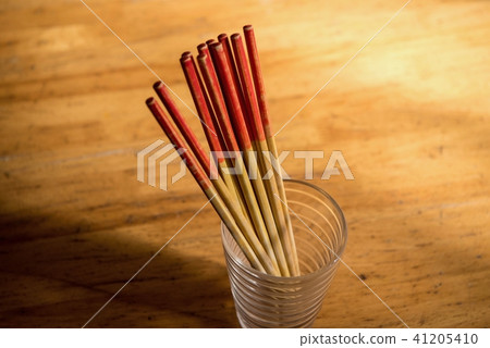 Worn-out bamboo chopsticks 41205410
