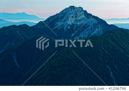 Kai Komagatake and Mt. Myoko in the early morning seen from the Southern Alps · Kita dake ridgeline Kai Komagatake and Mt. Myoko in the early morning seen from the Southern Alps · Kita dake ridgeline 41206798