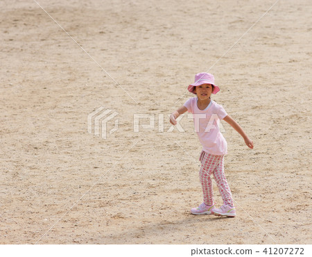 使用在一個操場的嬰兒的孩子在初夏公園 41207272