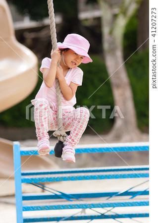 嬰兒的孩子在初夏公園演奏Tarzan繩索 嬰兒的孩子在初夏公園演奏Tarzan繩索 41207273