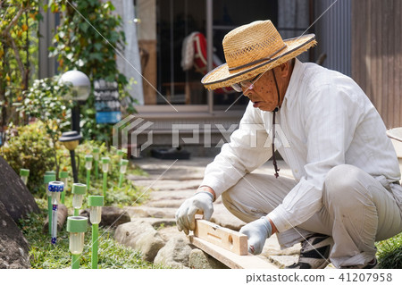 Elderly men who do civil engineering work 41207958