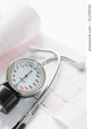 Medical manometer, cardiogram and stethoscope 41209502