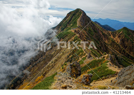 A cloud of clouds that springs from Yatsugatake mountains / Yokodake ridge line Akadake A cloud of clouds that springs from Yatsugatake mountains / Yokodake ridge line Akadake 41213464