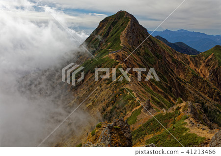 A cloud of clouds that springs from Yatsugatake mountains / Yokodake ridge line Akadake A cloud of clouds that springs from Yatsugatake mountains / Yokodake ridge line Akadake 41213466