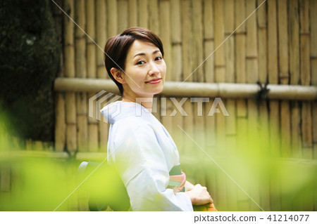 Women who deliver gifts 41214077