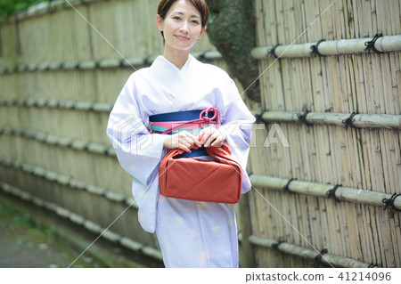 Women who deliver gifts 41214096