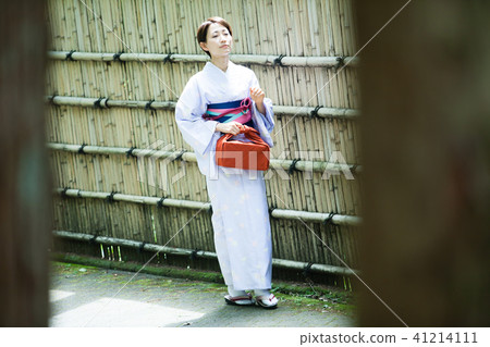 Women who deliver gifts Women who deliver gifts 41214111