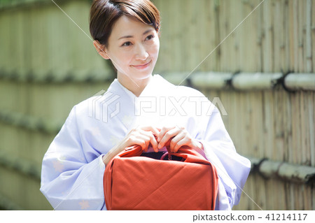 送禮物的女性 41214117