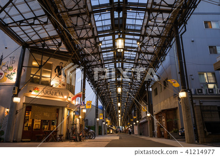 在Nishi-ku Nishi-ku的Nikkoji購物街的晚上 41214977