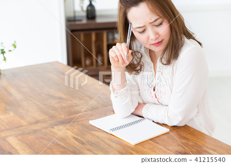 Thinking a woman to take notes 41215540