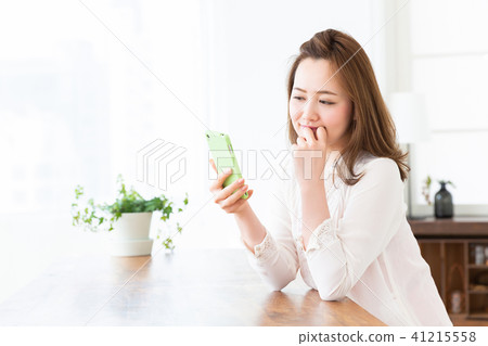 觀看智能手機的婦女 觀看智能手機的婦女 41215558