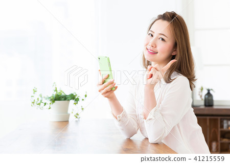 觀看智能手機的婦女 觀看智能手機的婦女 41215559