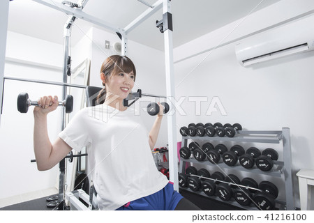 女性啞鈴訓練健身微笑 41216100