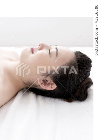 一位年輕女士配置文件的美學形象 41216386