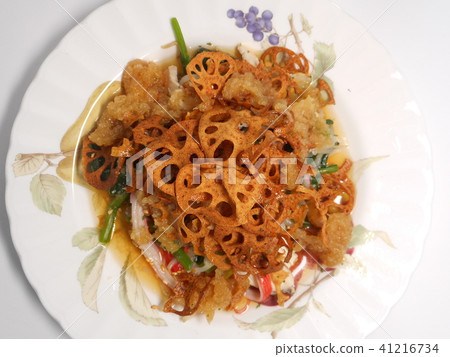 Crisp crab and steamed vegetable salad 41216734