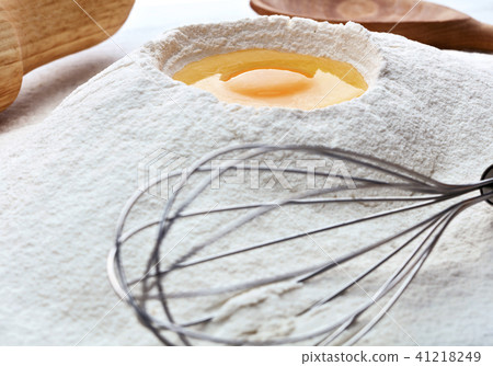 egg on heap of flour 41218249