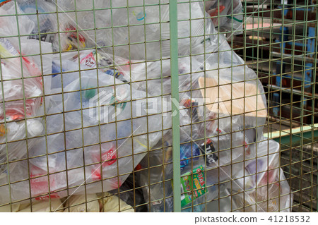 在垃圾站的塑料垃圾 41218532