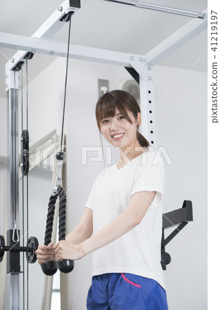 看微笑的女性訓練機器照相機 看微笑的女性訓練機器照相機 41219197