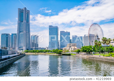 Yokohama Minato Mirai - A clear blue sky and a view of the Kishamichi (railway track). Yokohama Minato Mirai - A clear blue sky and a view of the Kishamichi (railway track). 41219969
