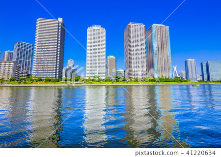 High-rise condominiums along the Tokyo Sumida River 41220634