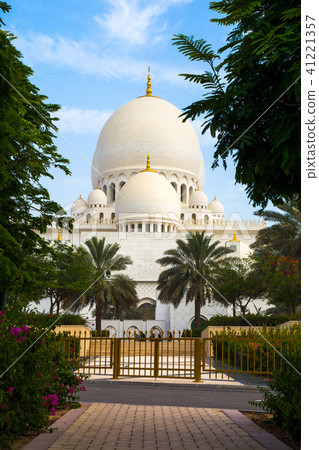 Back view of the grand mosque in Abu Dhabi Back view of the grand mosque in Abu Dhabi 41221357