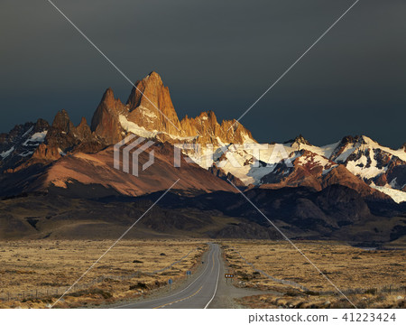 Mount Fitz Roy at sunrise, Patagonia, Argentina Mount Fitz Roy at sunrise, Patagonia, Argentina 41223424
