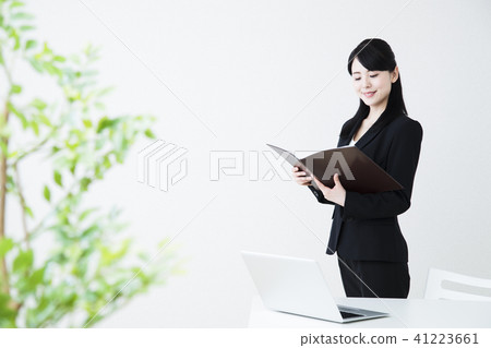 營業所婦女個人計算機女商人 41223661