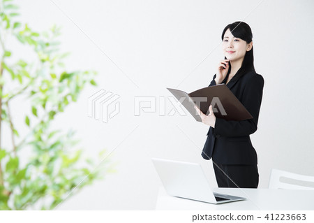 營業所婦女個人計算機女商人 營業所婦女個人計算機女商人 41223663