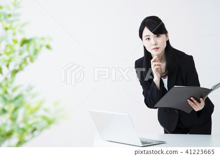 營業所婦女個人計算機女商人 營業所婦女個人計算機女商人 41223665