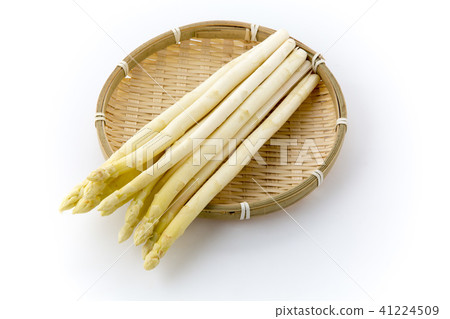 在前面的白色蘆筍緣故蛋糕 在前面的白色蘆筍緣故蛋糕 41224509