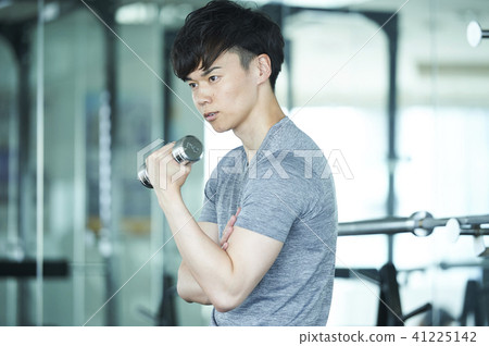 健身男性啞鈴捲毛 健身男性啞鈴捲毛 41225142