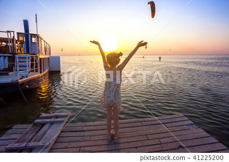 girl at the pier 41225200