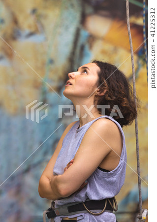 girl climbing up the wall 41225312