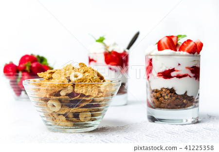 Strawberry parfait and cereals Strawberry parfait and cereals 41225358