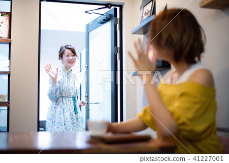 Cafe women lifestyle 41227001