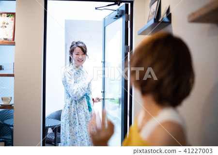 Cafe women lifestyle 41227003