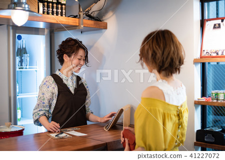 Cafe women lifestyle 41227072