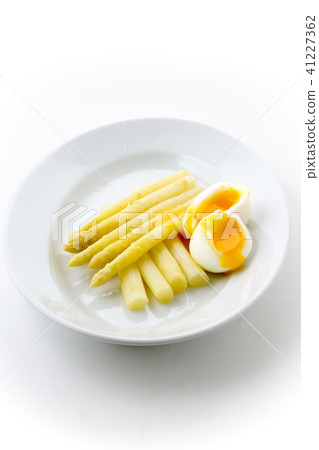 白蘆筍和半熟雞蛋 41227362