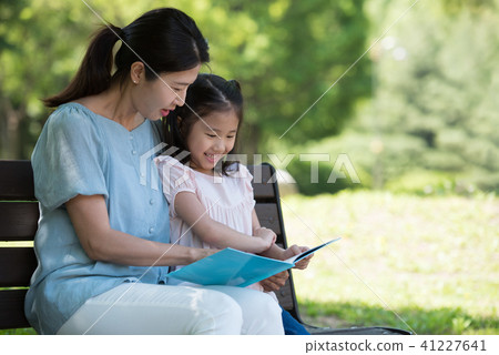 Mom and daughter's affectionate time 41227641