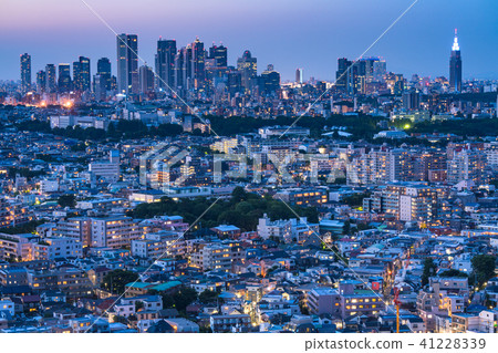 “東京”高層建築和住宅區的夜景 41228339
