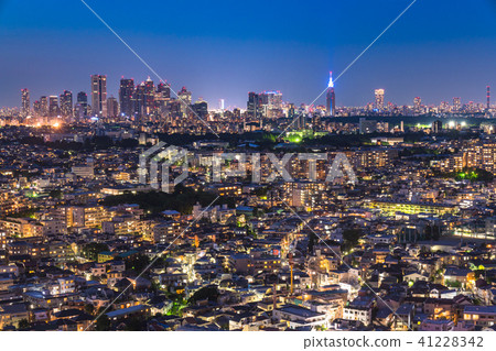 “東京”高層建築和住宅區的夜景 41228342