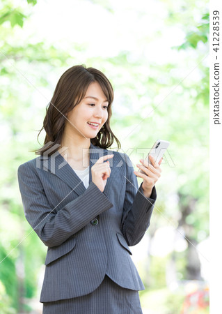 女商人新綠色智能手機 女商人新綠色智能手機 41228539