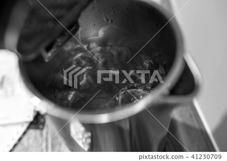 Hot water, hot water, teapot 41230709