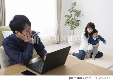 A couple fight 41230732