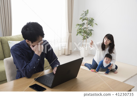 A couple fight 41230735