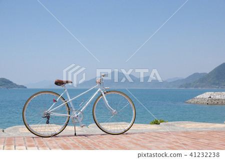 Shimanami Kaido時尚Mikkusutemu交叉自行車對Okata海灘的海 41232238