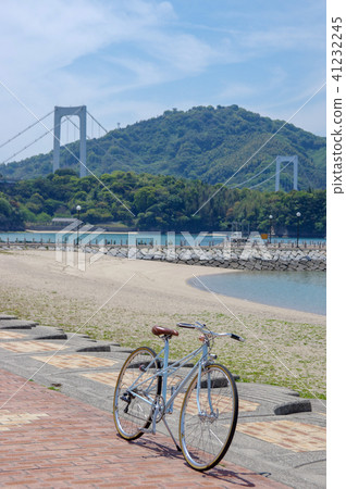 Shimanami Kaido時尚Mikkusutemu交叉自行車對Okata海灘的海 Shimanami Kaido時尚Mikkusutemu交叉自行車對Okata海灘的海 41232245