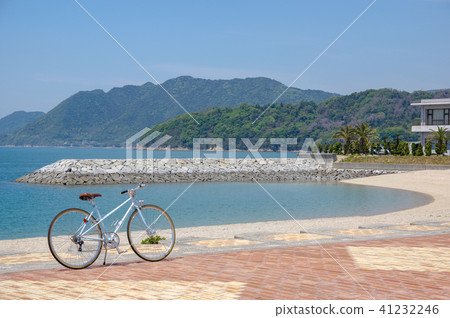 Shimanami Kaido時尚Mikkusutemu交叉自行車對Okata海灘的海 41232246